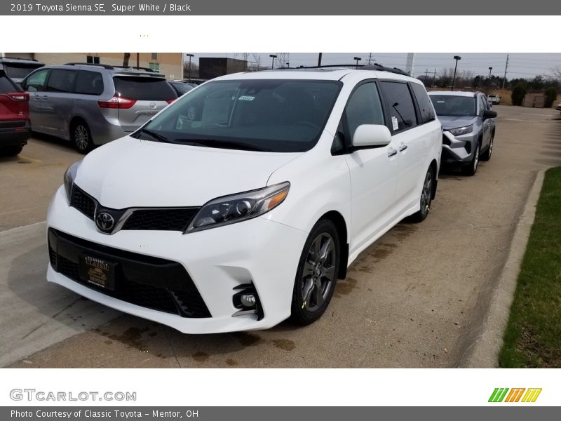 Super White / Black 2019 Toyota Sienna SE