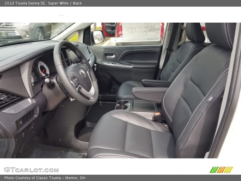 Super White / Black 2019 Toyota Sienna SE
