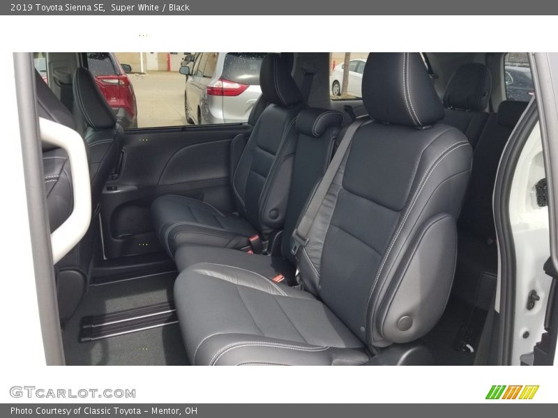 Super White / Black 2019 Toyota Sienna SE