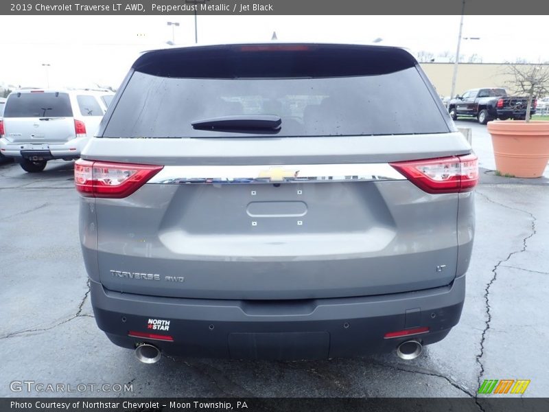 Pepperdust Metallic / Jet Black 2019 Chevrolet Traverse LT AWD