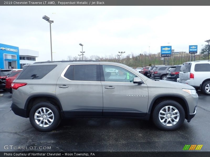 Pepperdust Metallic / Jet Black 2019 Chevrolet Traverse LT AWD