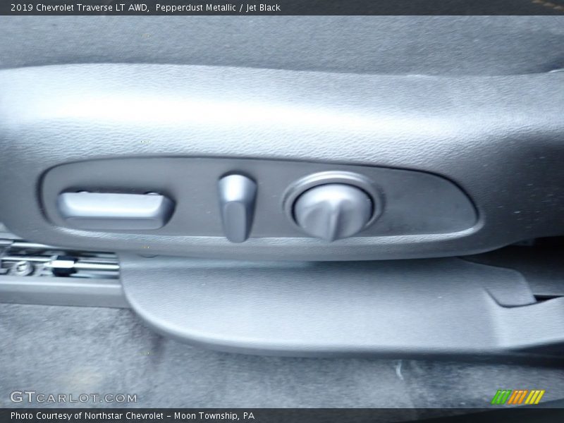Pepperdust Metallic / Jet Black 2019 Chevrolet Traverse LT AWD