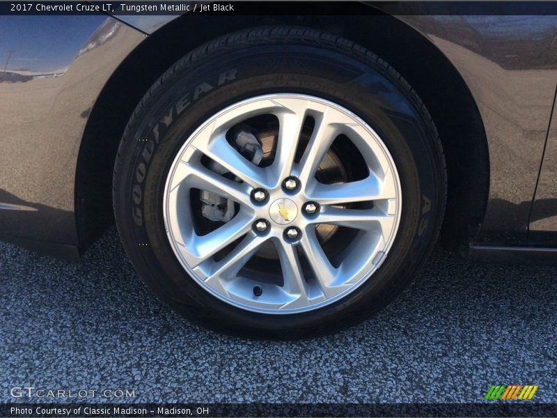 Tungsten Metallic / Jet Black 2017 Chevrolet Cruze LT