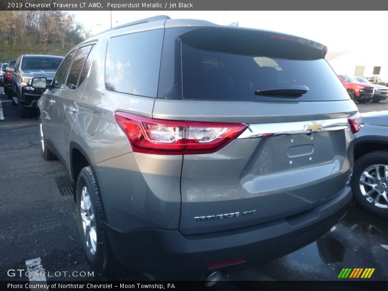 Pepperdust Metallic / Jet Black 2019 Chevrolet Traverse LT AWD