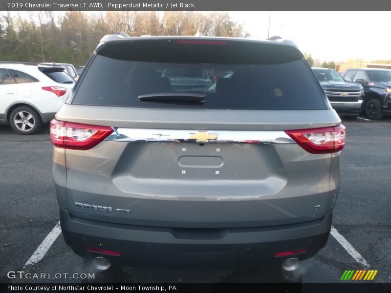 Pepperdust Metallic / Jet Black 2019 Chevrolet Traverse LT AWD