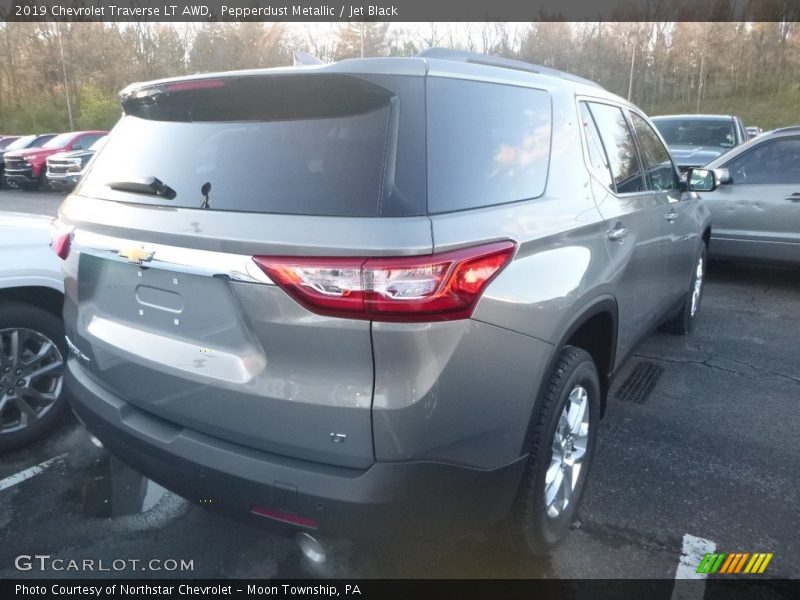 Pepperdust Metallic / Jet Black 2019 Chevrolet Traverse LT AWD