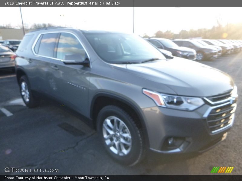 Pepperdust Metallic / Jet Black 2019 Chevrolet Traverse LT AWD
