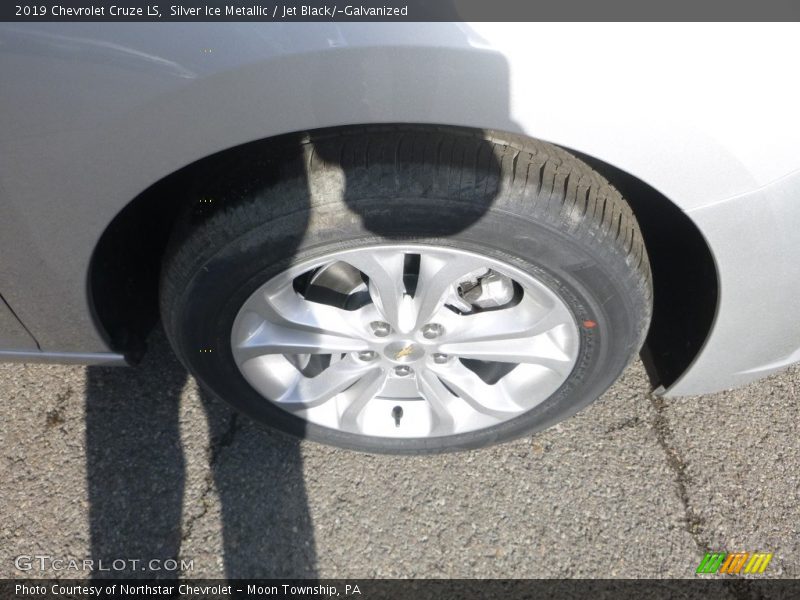 Silver Ice Metallic / Jet Black/­Galvanized 2019 Chevrolet Cruze LS
