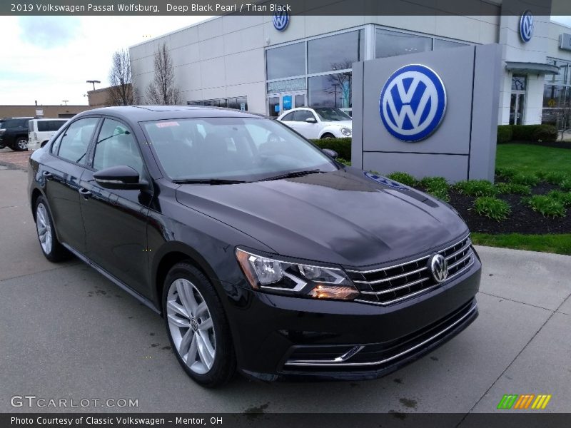 Deep Black Pearl / Titan Black 2019 Volkswagen Passat Wolfsburg