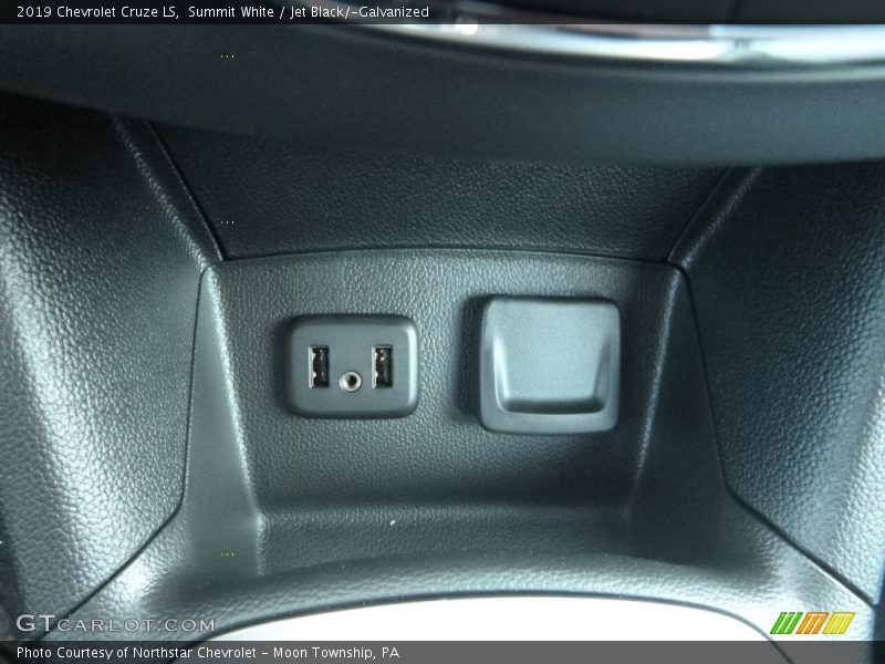 Summit White / Jet Black/­Galvanized 2019 Chevrolet Cruze LS