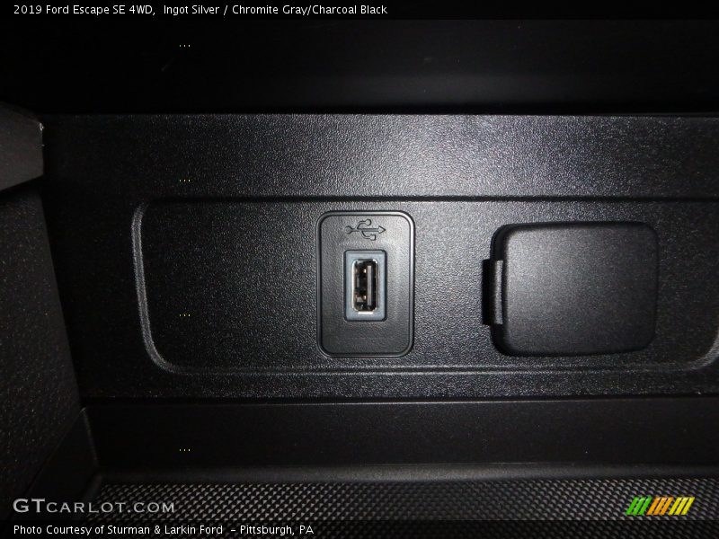 Ingot Silver / Chromite Gray/Charcoal Black 2019 Ford Escape SE 4WD