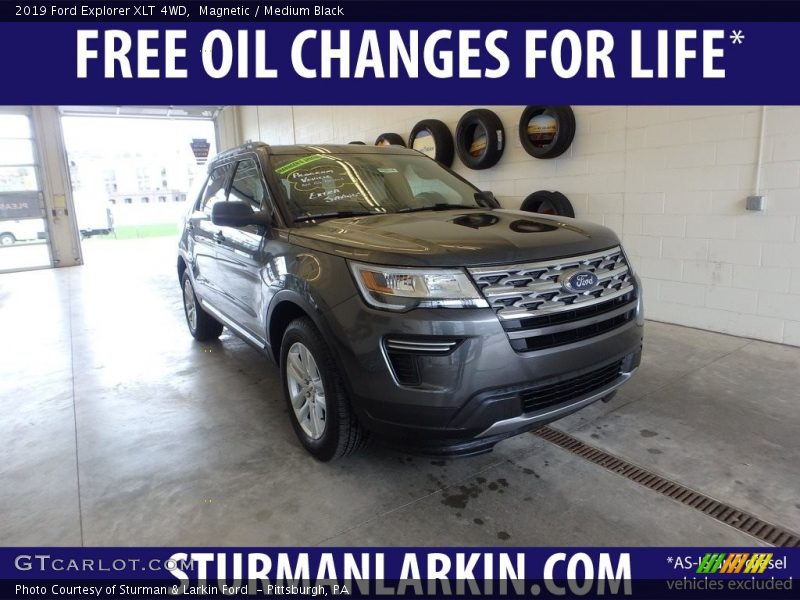 Magnetic / Medium Black 2019 Ford Explorer XLT 4WD