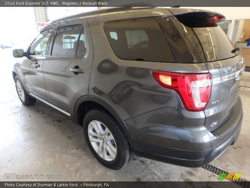 Magnetic / Medium Black 2019 Ford Explorer XLT 4WD