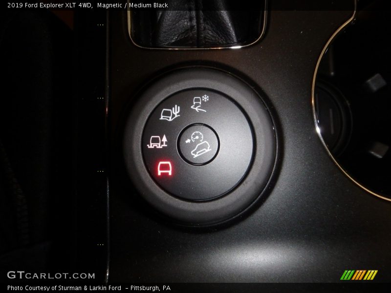 Magnetic / Medium Black 2019 Ford Explorer XLT 4WD