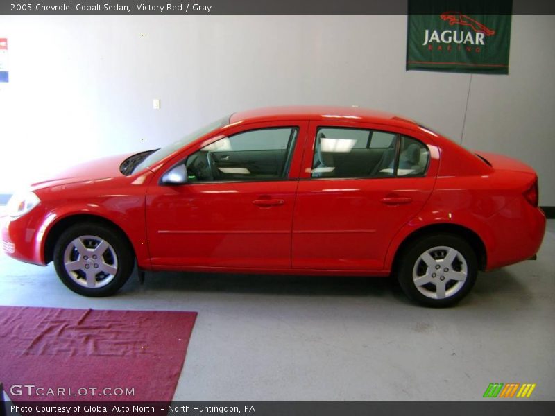 Victory Red / Gray 2005 Chevrolet Cobalt Sedan