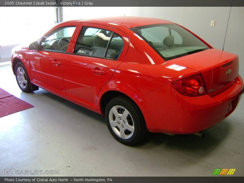 Victory Red / Gray 2005 Chevrolet Cobalt Sedan