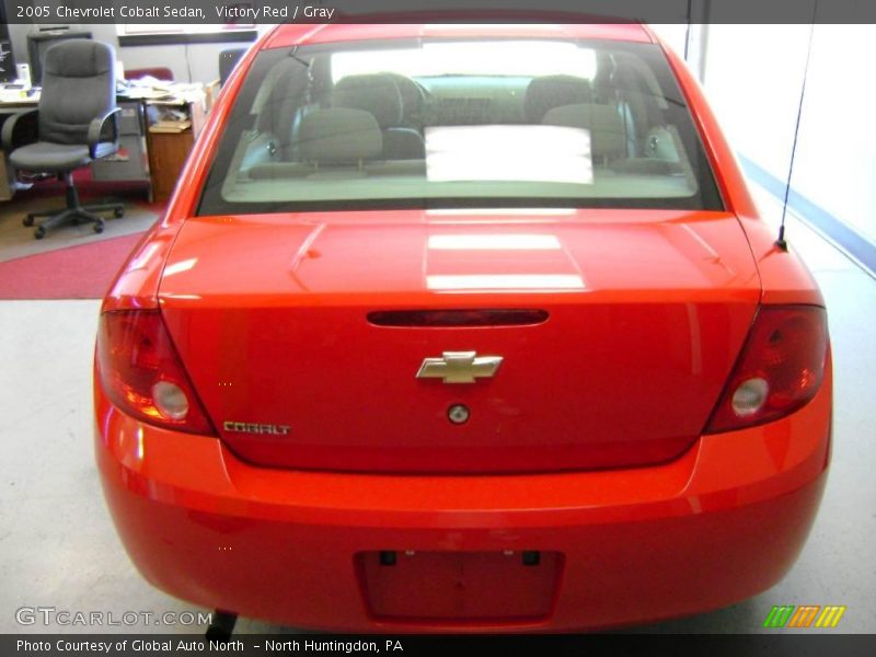 Victory Red / Gray 2005 Chevrolet Cobalt Sedan