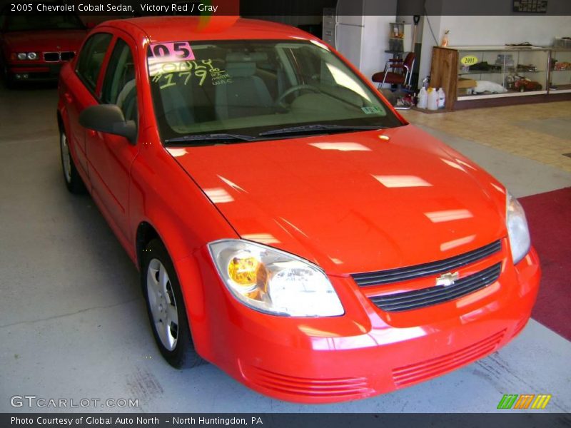 Victory Red / Gray 2005 Chevrolet Cobalt Sedan