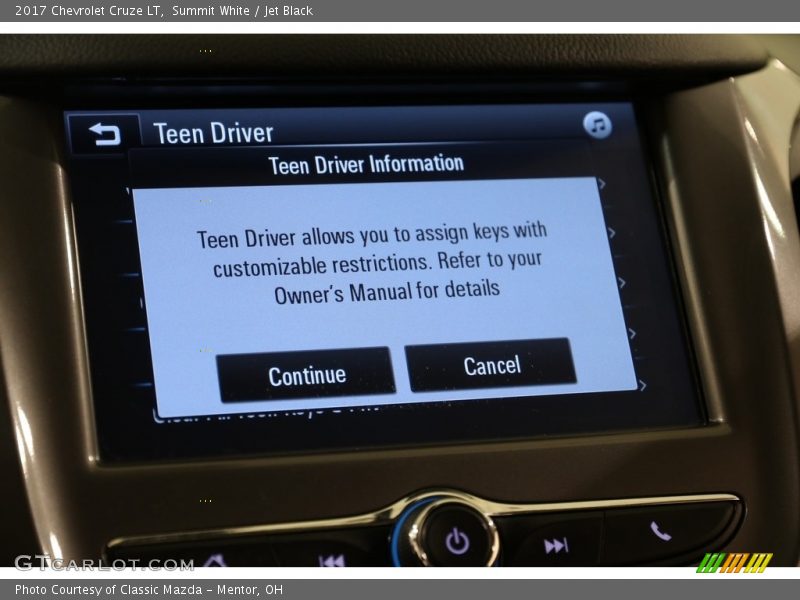 Summit White / Jet Black 2017 Chevrolet Cruze LT