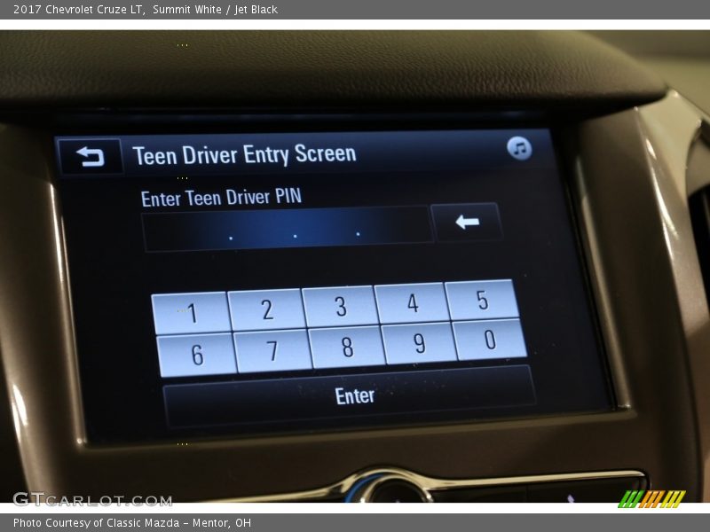 Summit White / Jet Black 2017 Chevrolet Cruze LT