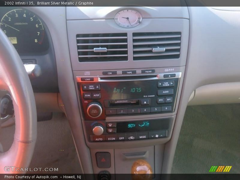 Brilliant Silver Metallic / Graphite 2002 Infiniti I 35