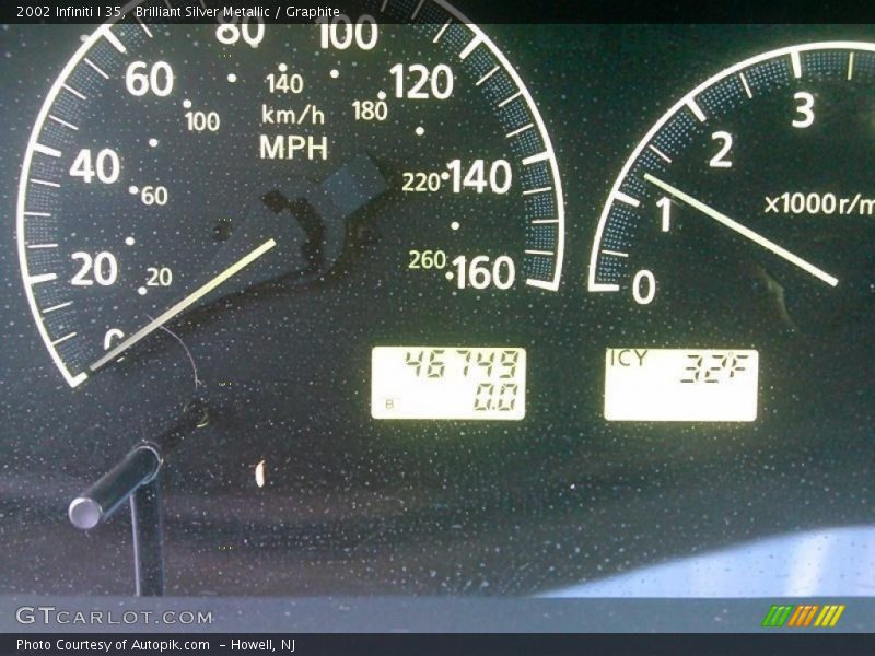 Brilliant Silver Metallic / Graphite 2002 Infiniti I 35