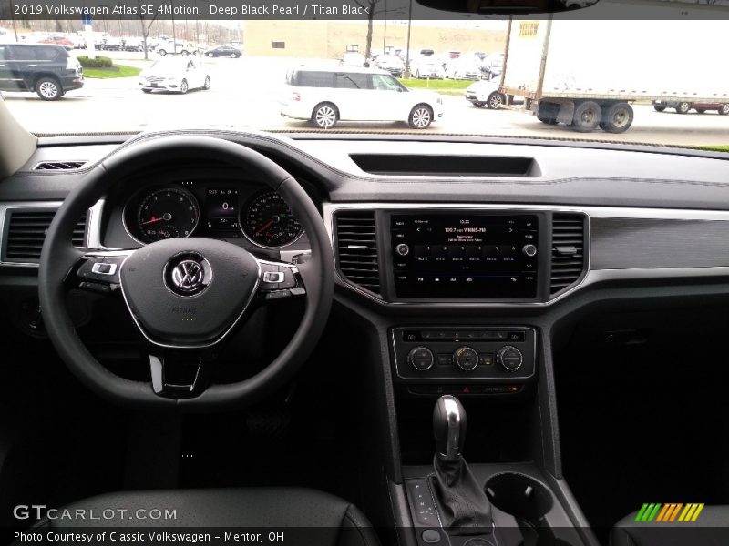 Deep Black Pearl / Titan Black 2019 Volkswagen Atlas SE 4Motion