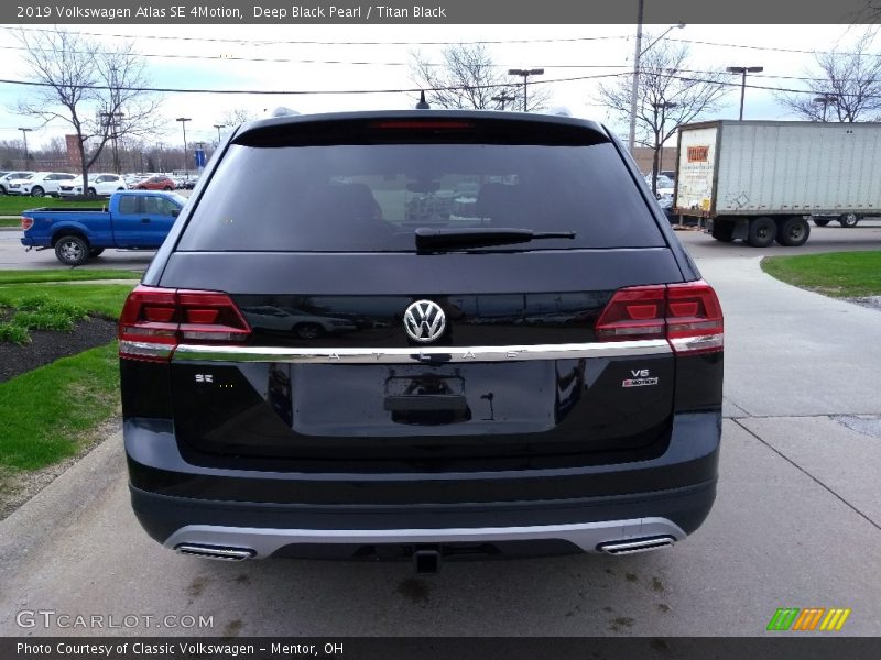 Deep Black Pearl / Titan Black 2019 Volkswagen Atlas SE 4Motion