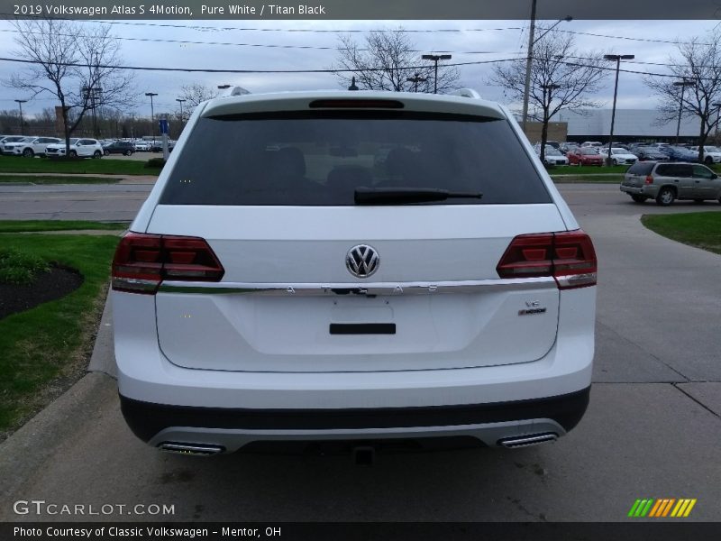 Pure White / Titan Black 2019 Volkswagen Atlas S 4Motion