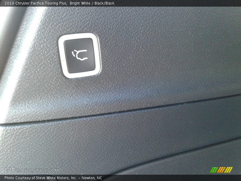 Bright White / Black/Black 2019 Chrysler Pacifica Touring Plus