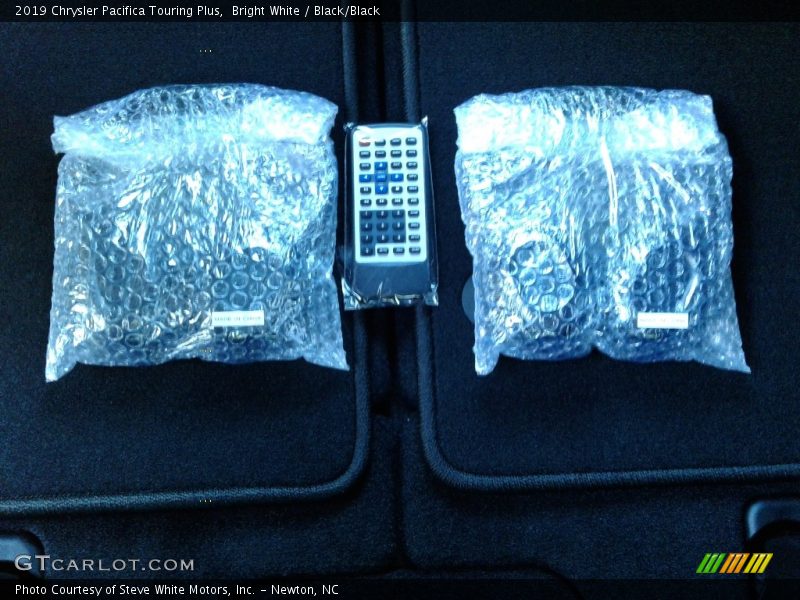 Bright White / Black/Black 2019 Chrysler Pacifica Touring Plus