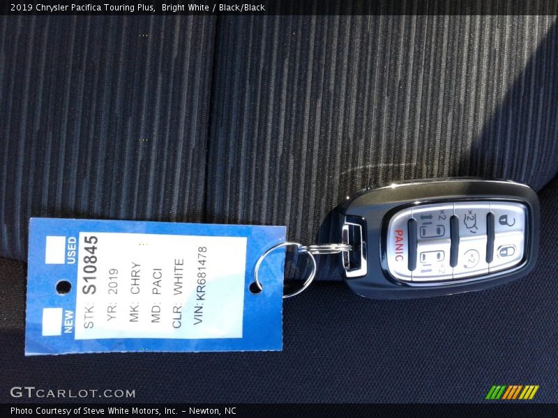 Bright White / Black/Black 2019 Chrysler Pacifica Touring Plus