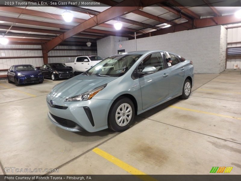 Front 3/4 View of 2019 Prius L Eco