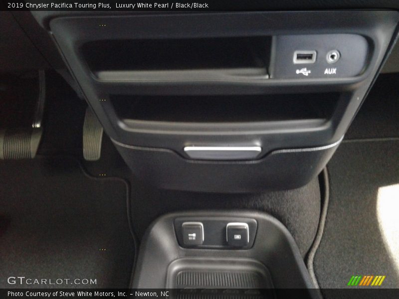 Luxury White Pearl / Black/Black 2019 Chrysler Pacifica Touring Plus