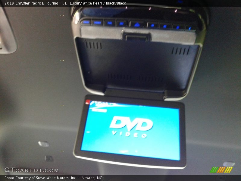 Luxury White Pearl / Black/Black 2019 Chrysler Pacifica Touring Plus