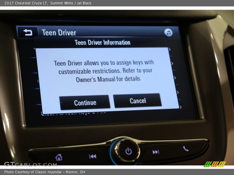 Summit White / Jet Black 2017 Chevrolet Cruze LT