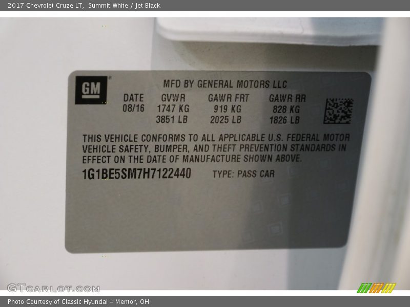 Summit White / Jet Black 2017 Chevrolet Cruze LT
