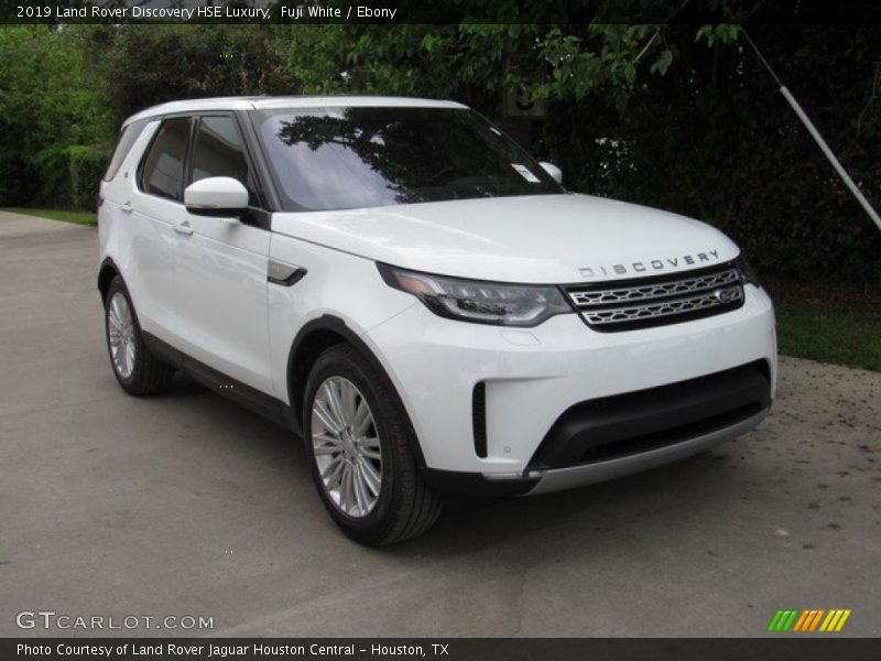 Front 3/4 View of 2019 Discovery HSE Luxury