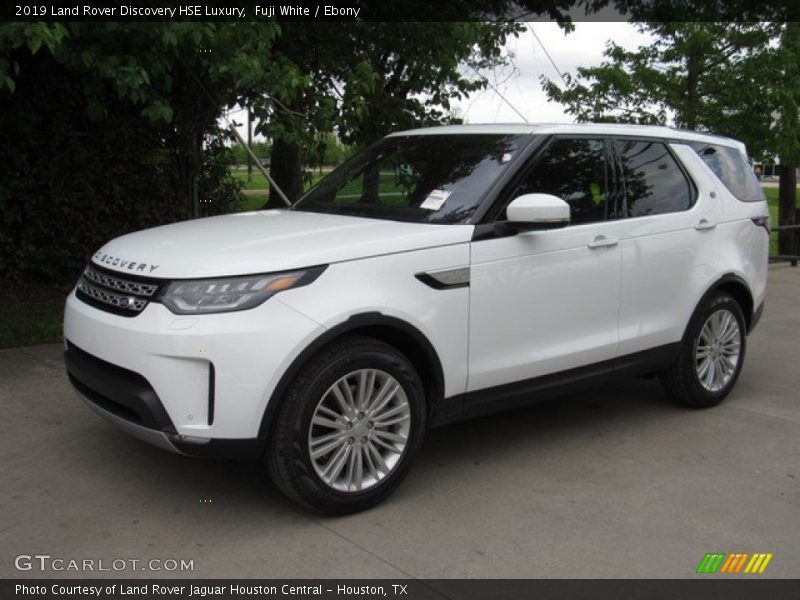 Front 3/4 View of 2019 Discovery HSE Luxury