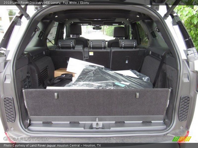  2019 Discovery HSE Luxury Trunk