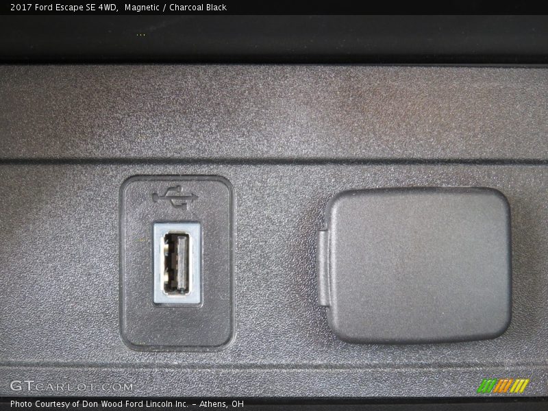 Magnetic / Charcoal Black 2017 Ford Escape SE 4WD