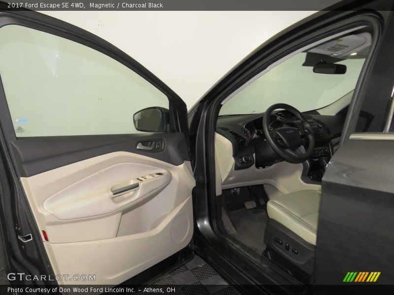Magnetic / Charcoal Black 2017 Ford Escape SE 4WD