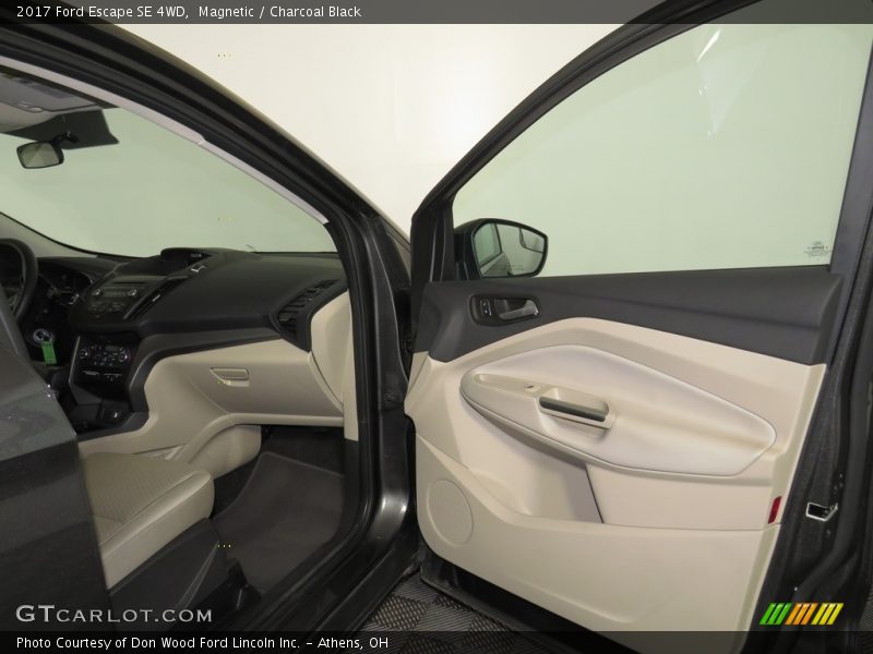 Magnetic / Charcoal Black 2017 Ford Escape SE 4WD