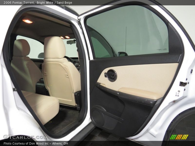 Bright White / Sand Beige 2006 Pontiac Torrent