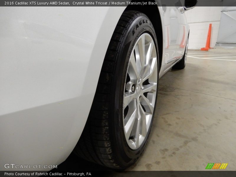 Crystal White Tricoat / Medium Titanium/Jet Black 2016 Cadillac XTS Luxury AWD Sedan