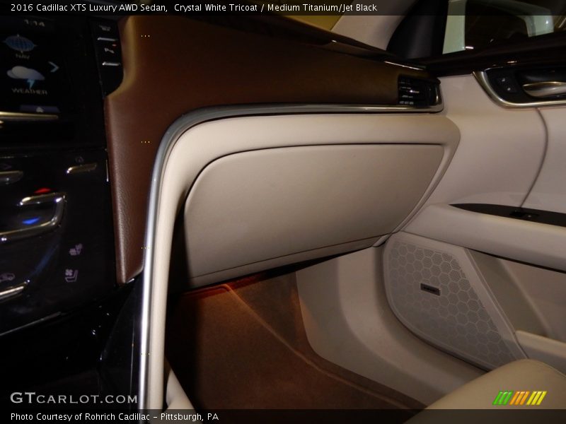 Crystal White Tricoat / Medium Titanium/Jet Black 2016 Cadillac XTS Luxury AWD Sedan