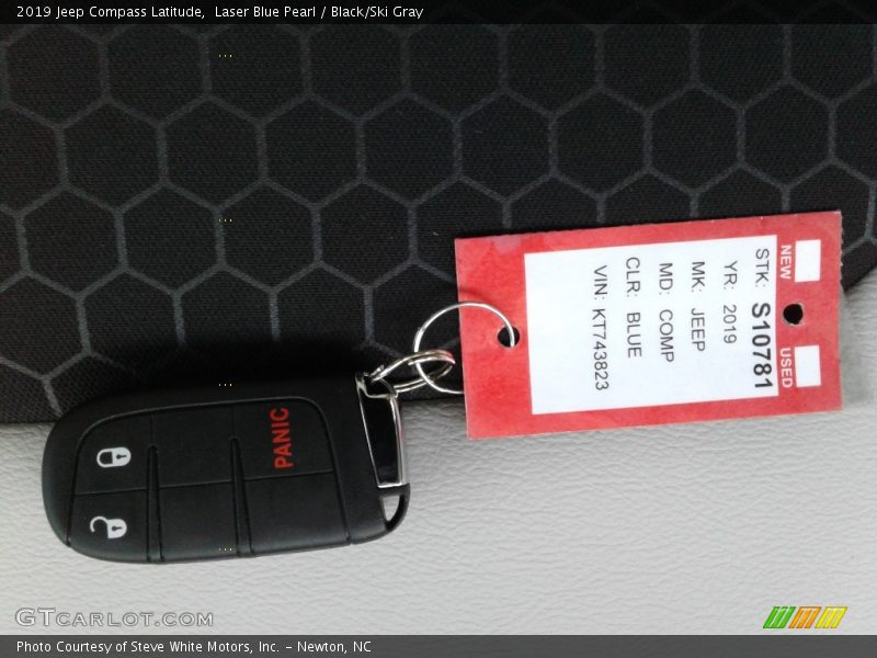 Laser Blue Pearl / Black/Ski Gray 2019 Jeep Compass Latitude