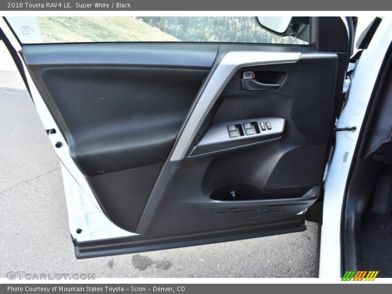 Super White / Black 2018 Toyota RAV4 LE