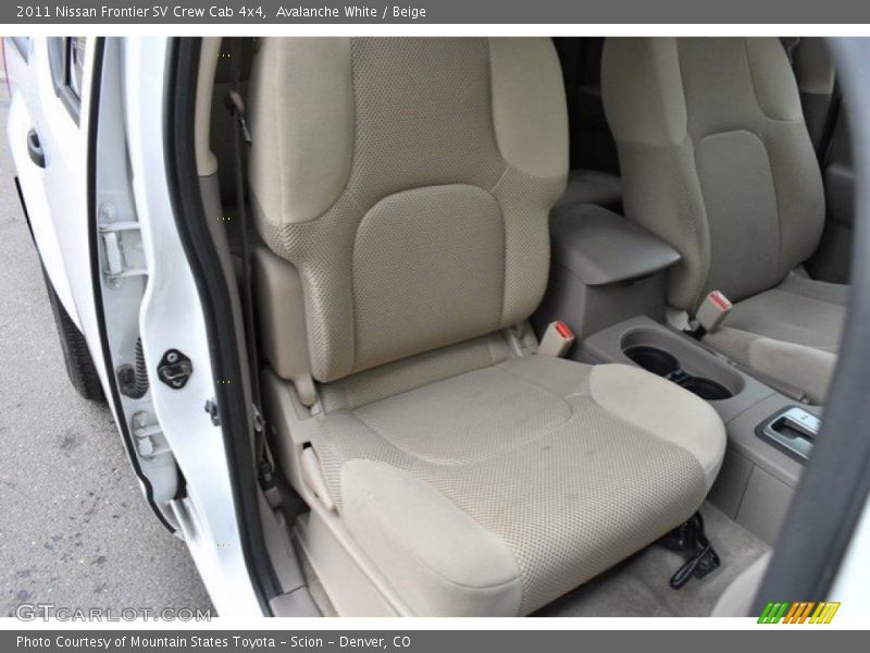 Avalanche White / Beige 2011 Nissan Frontier SV Crew Cab 4x4