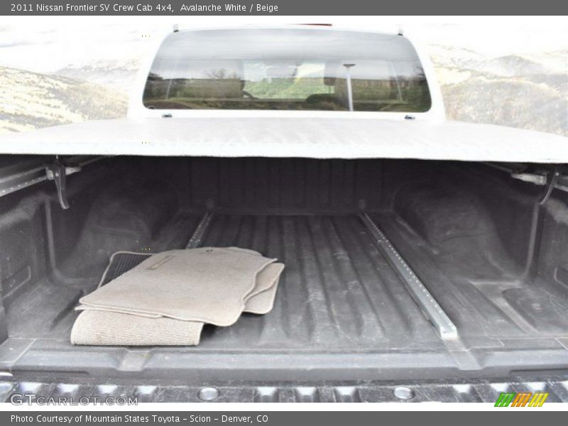 Avalanche White / Beige 2011 Nissan Frontier SV Crew Cab 4x4